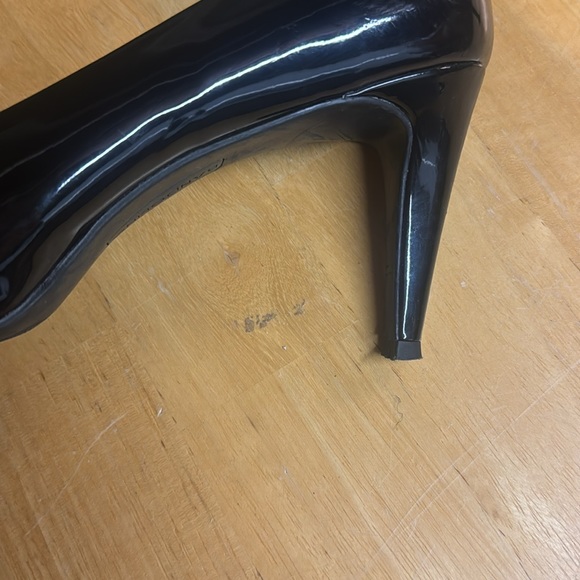 Black open toe heels 8 1/2. - Picture 3 of 6